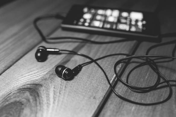 desk-music-headphones-earphones-1.jpg